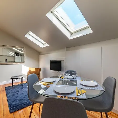 Style And Comfort In Downtown Лісабон