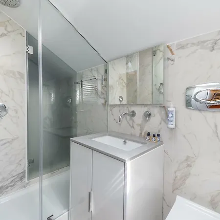 Style And Comfort In Downtown Appartement